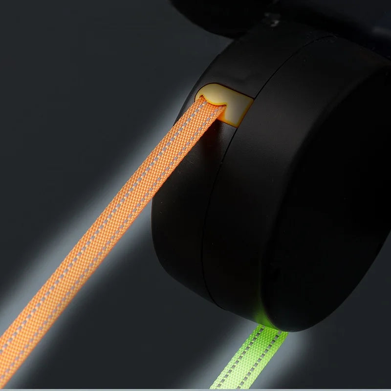 Retractable Dual Dog Leash with LED Light – 360° Tangle-Free Swivel, Independent Brake & 3M Reflective Tape for Two Dogs